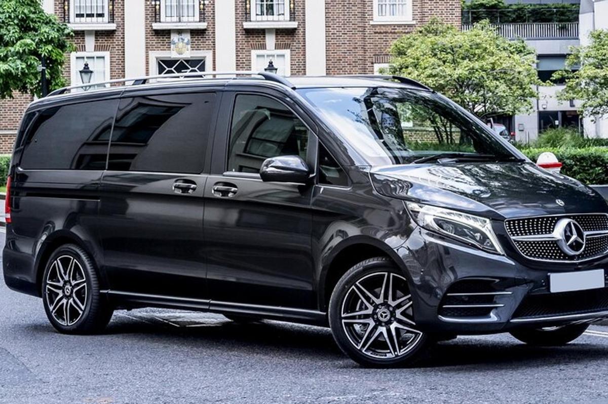 črn kombi parkiran na parkirišču