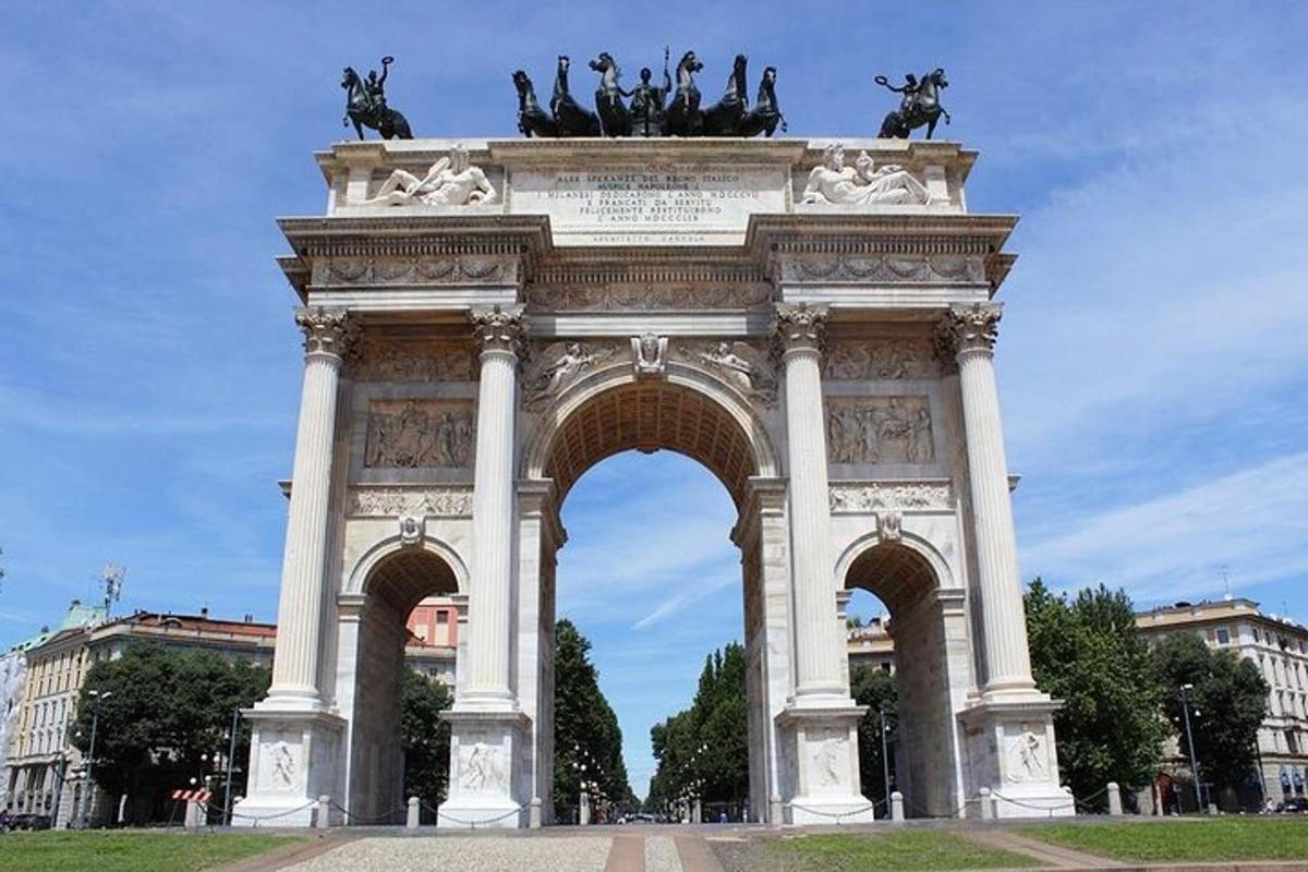 Un gran monumento con estatuas encima.
