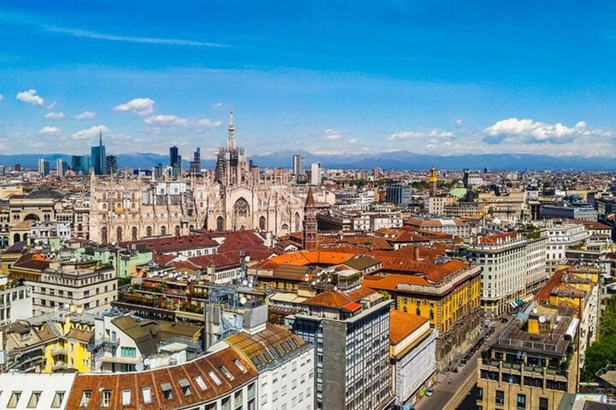 una vista aérea de una ciudad con una catedral