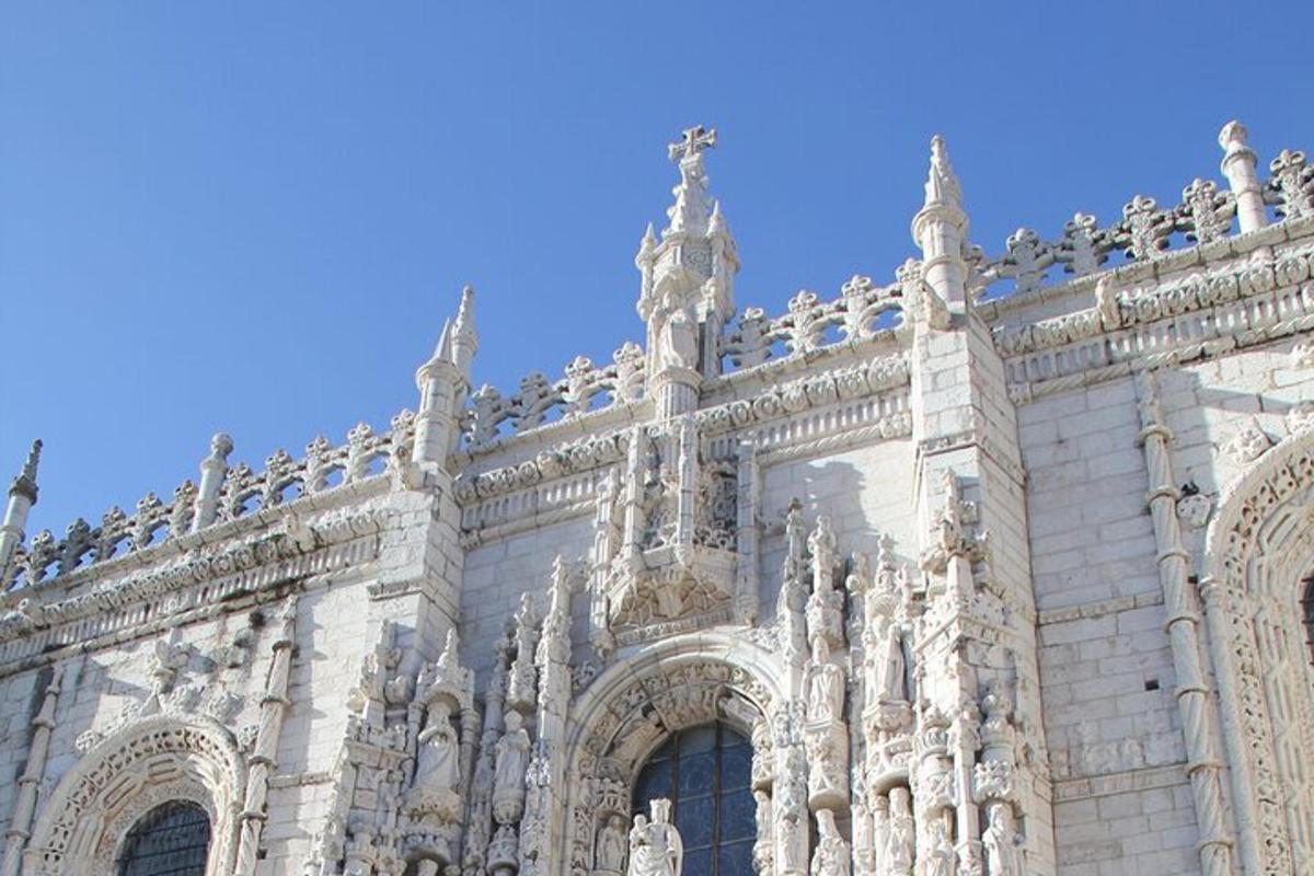 Un gran edificio blanco con un cielo azul al fondo.