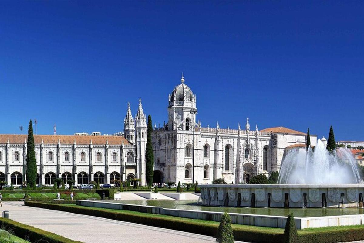 Un gran edificio con una fuente delante.