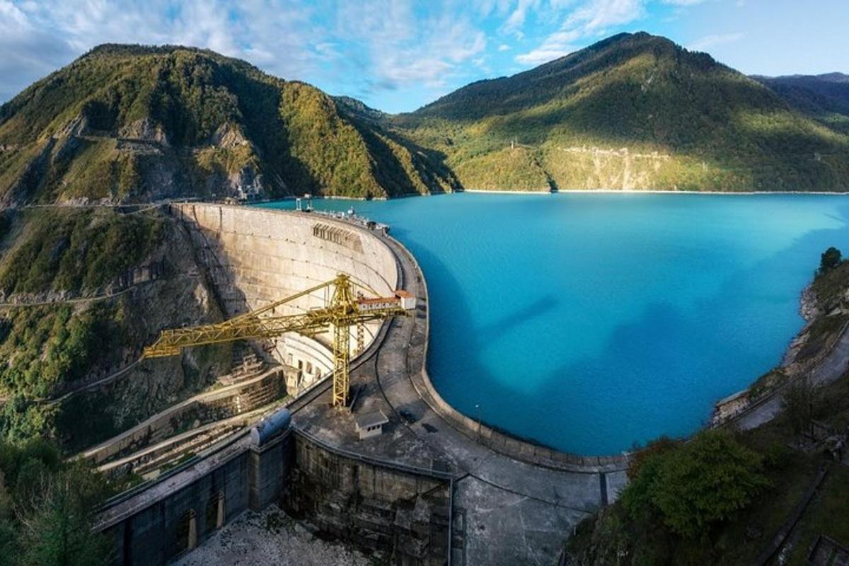 湖边大坝的景色