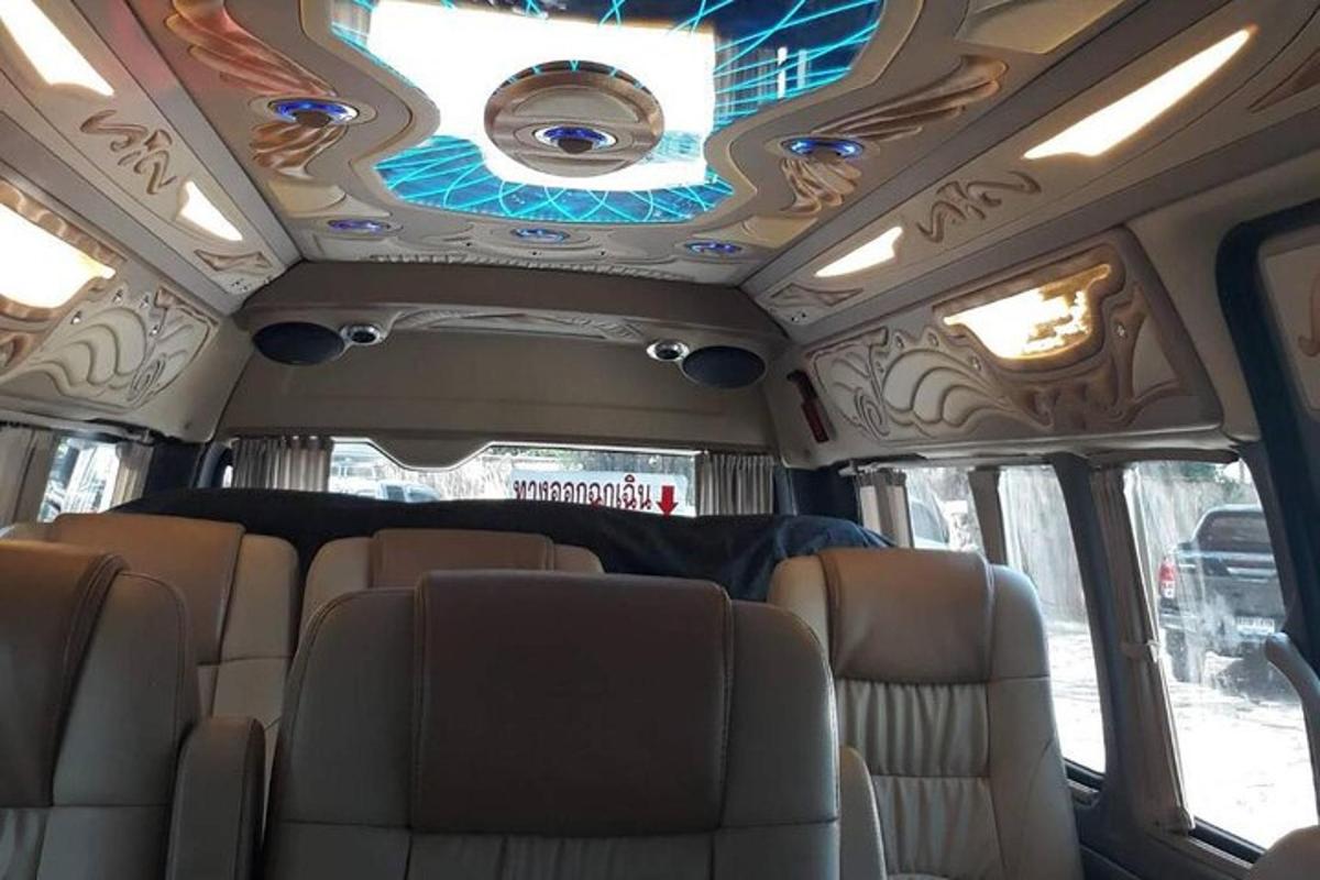 autobus se stropem s vitrážovým oknem