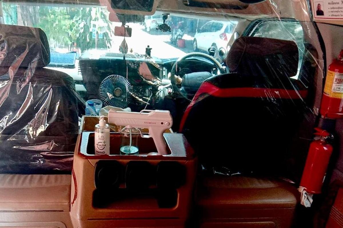 auto s otevřeným kufrem a rádiem uvnitř