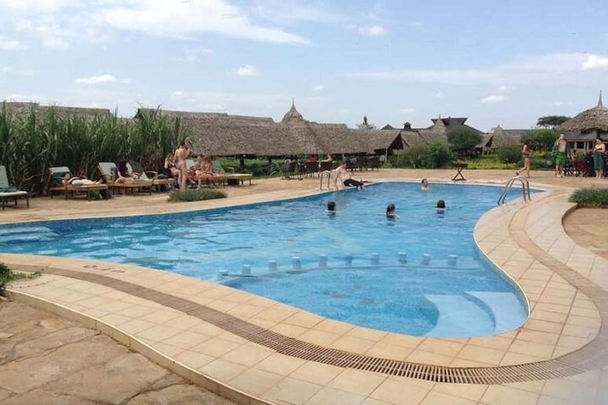 velký bazén s lidmi ve vodě