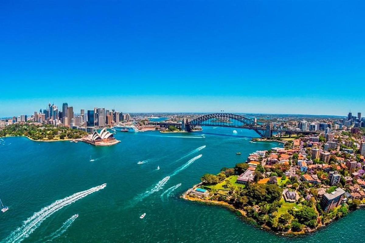en luftfoto af byen Sydney og en bro