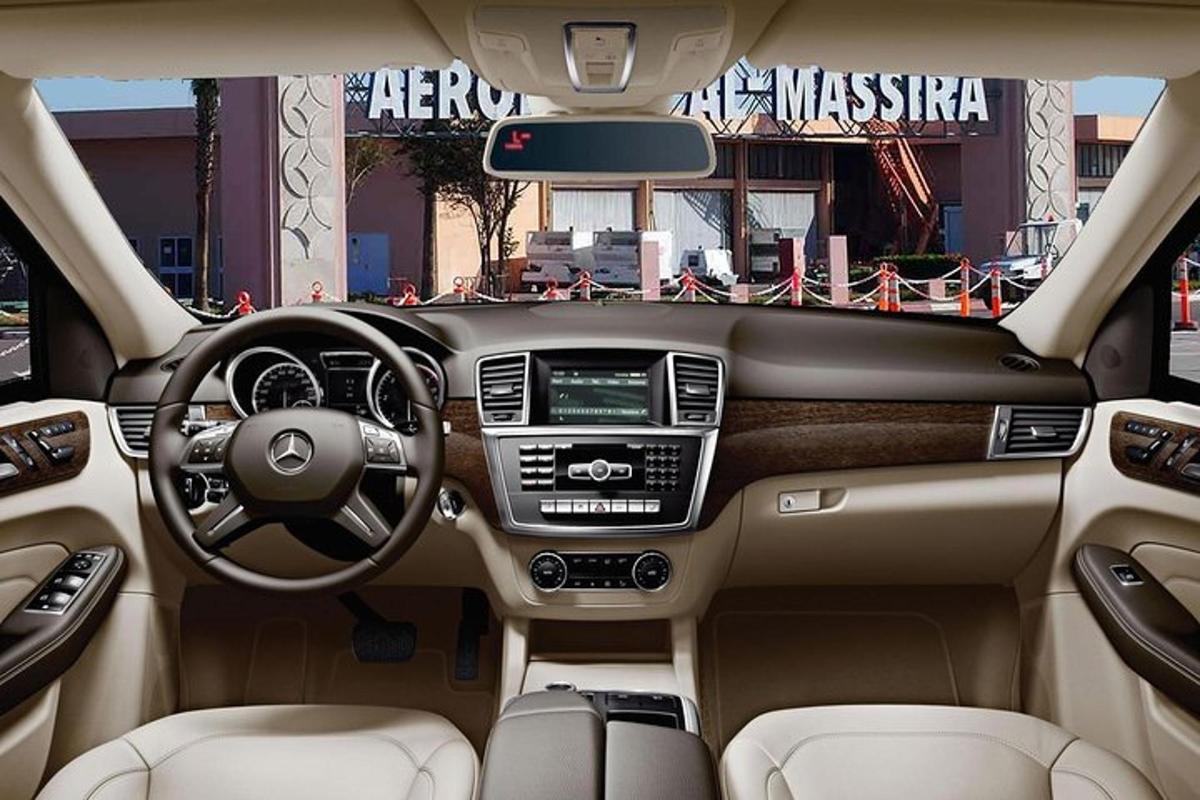 pohled na palubní desku vozu Acedes Benz