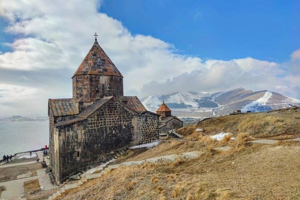 una vecchia chiesa sul fianco di una collina