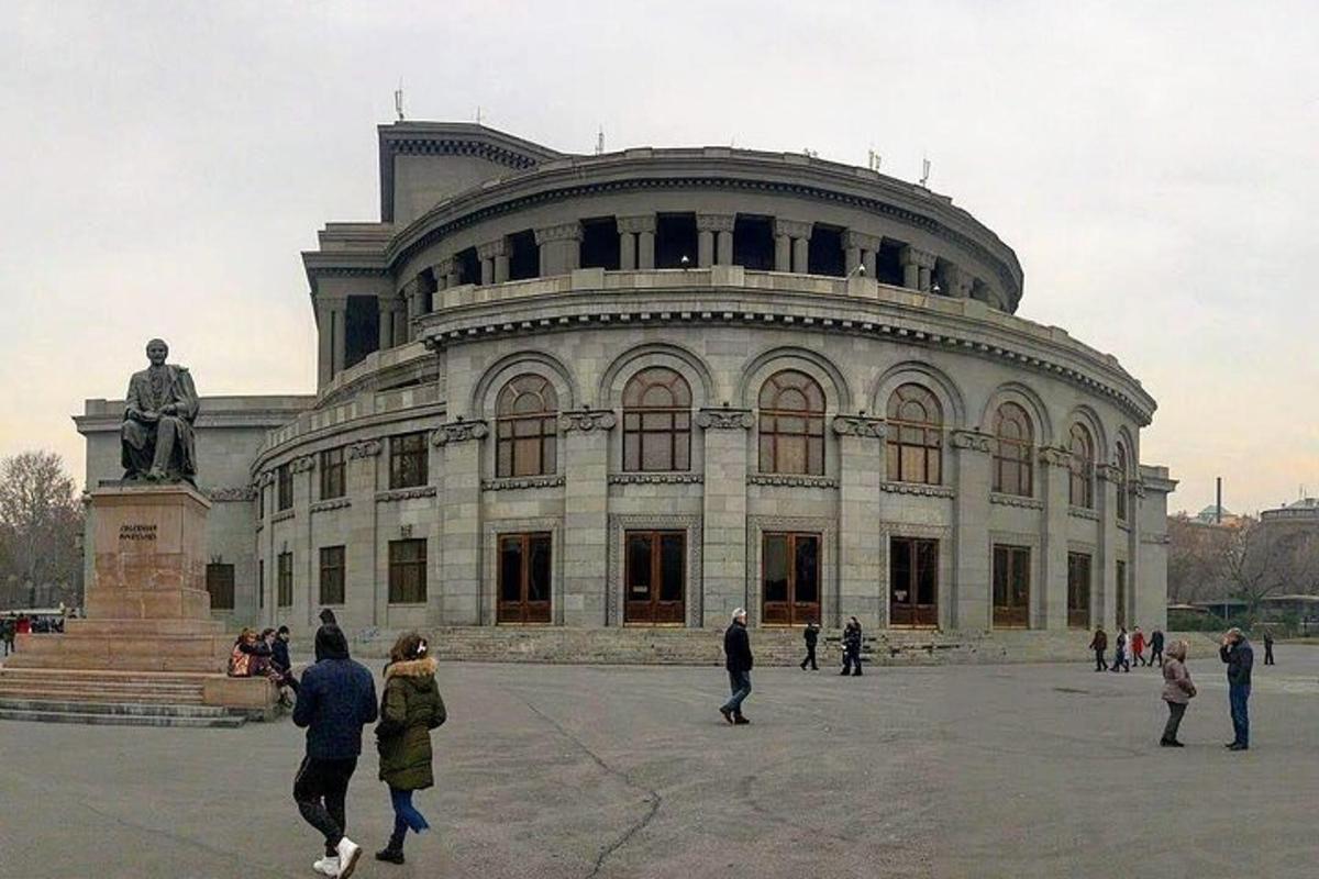 un grande edificio con una statua di fronte