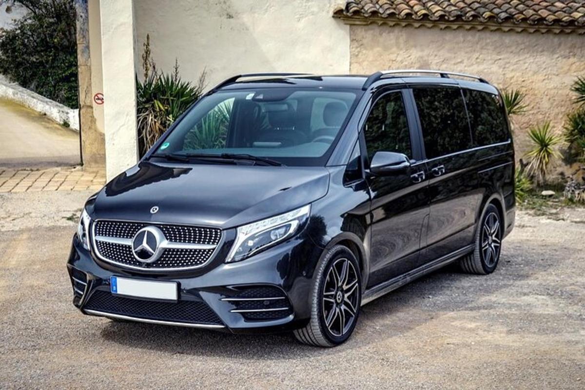 Ένα μαύρο αυτοκίνητο Mercedes Benz παρκαρισμένο σε ένα δρόμο