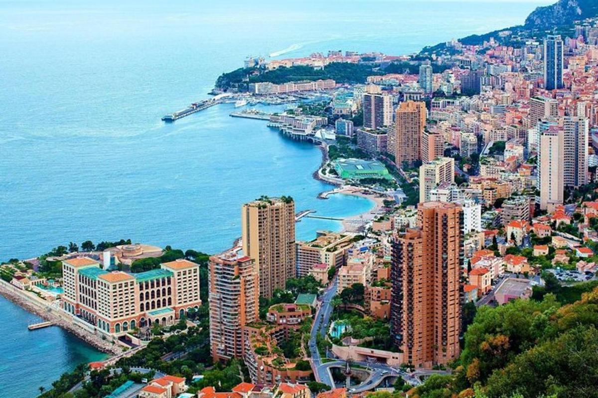 una vista aerea di una città vicino all'acqua
