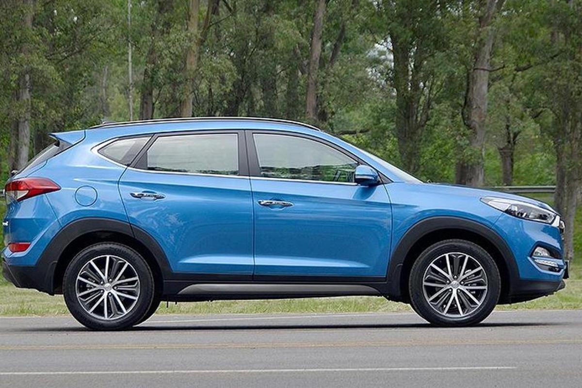 un'auto blu è parcheggiata su una strada