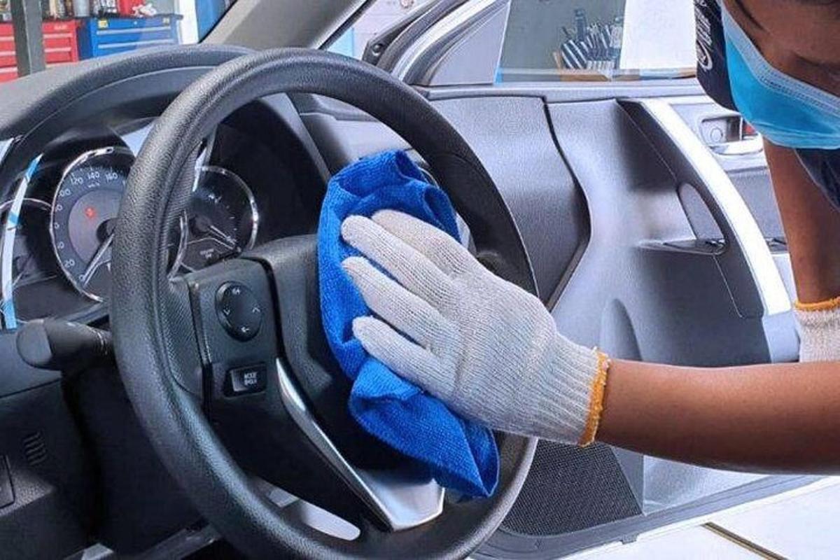 seseorang sedang membersihkan stereng kereta