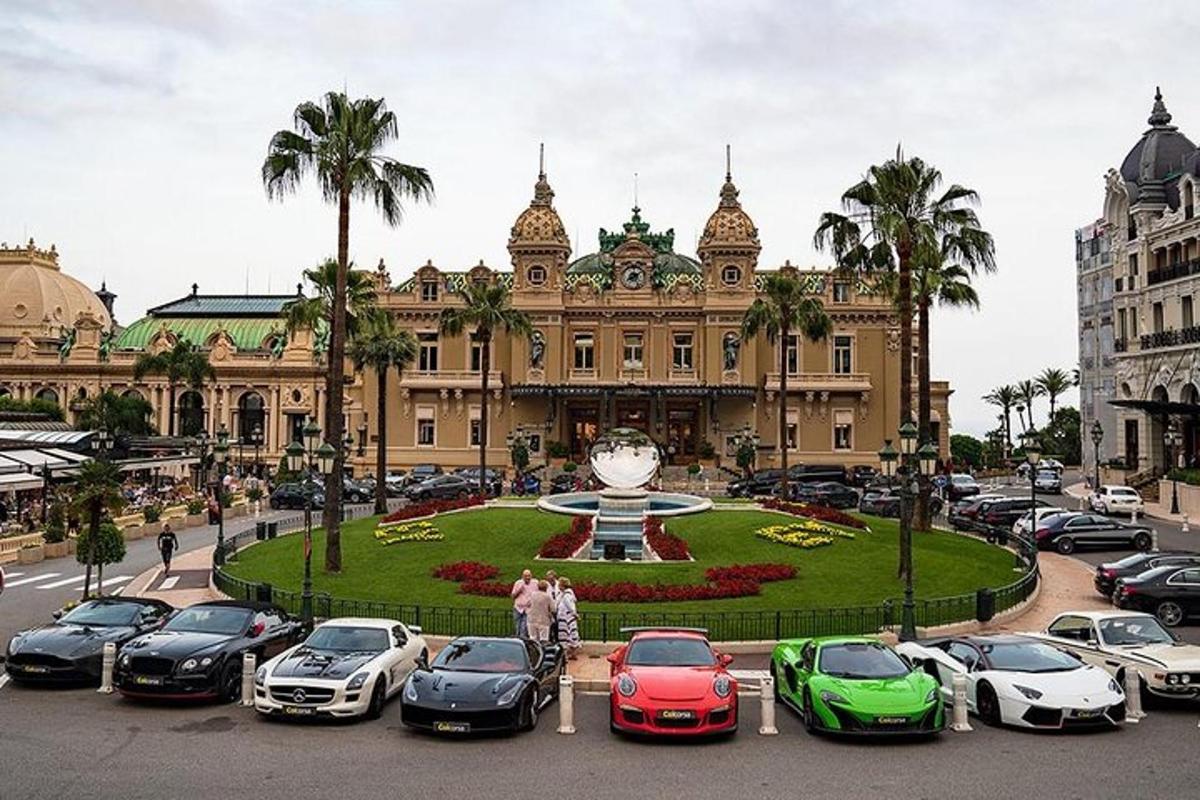 un gruppo di auto parcheggiate in un parcheggio di fronte a un edificio