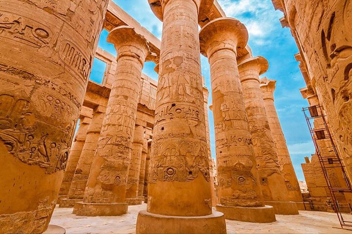 un grup de columnes en un edifici antic