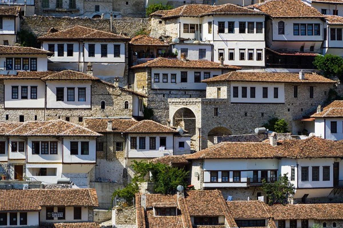 veľká skupina domov so škridlovými strechami