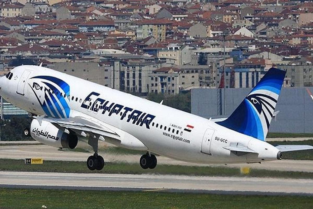et fly tar av fra en rullebane på flyplassen