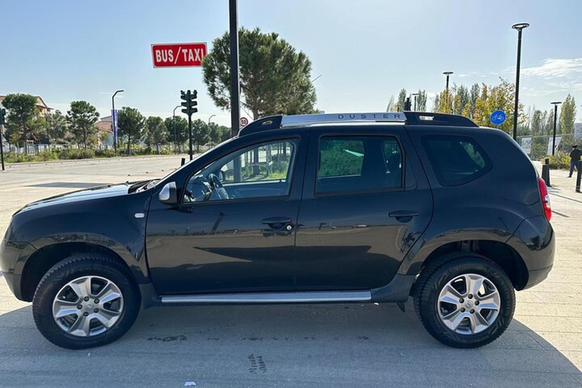 un SUV nero parcheggiato in un parcheggio