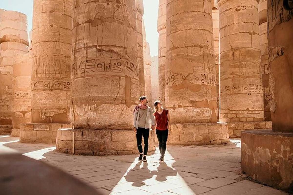 un home i una dona caminant entre les ruïnes d'un edifici