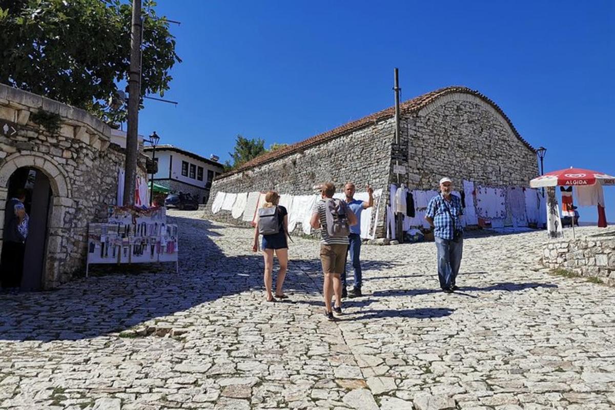 un gruppo di persone che camminano lungo una strada di pietra