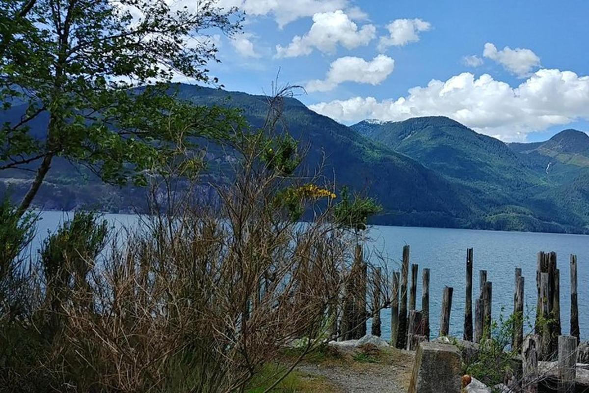 una vista di un lago con le montagne sullo sfondo
