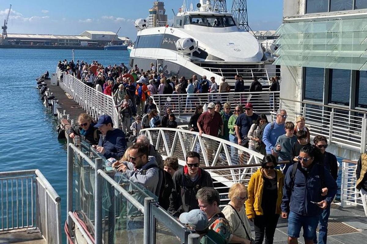 un folto gruppo di persone che camminano su una nave da crociera