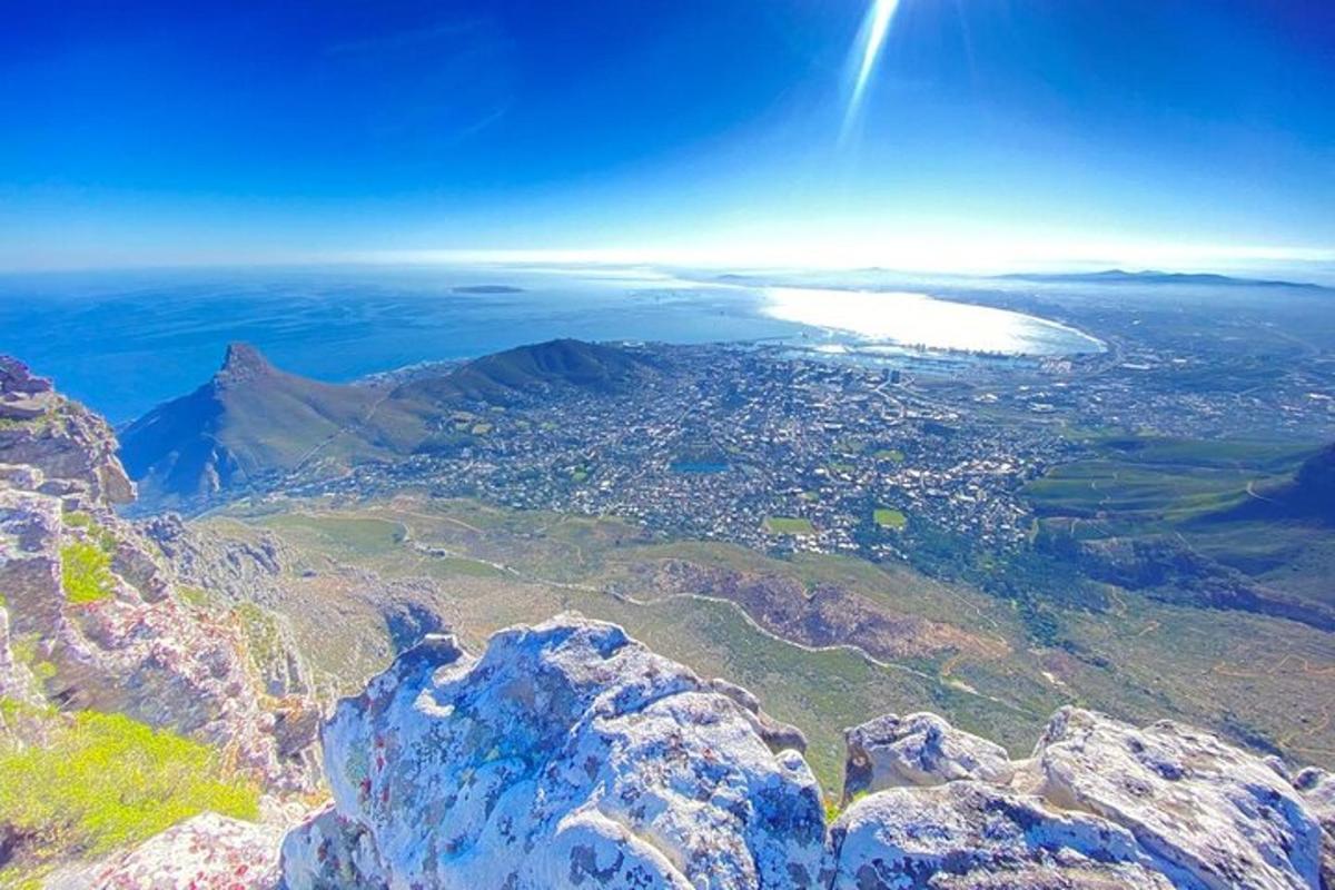 una vista de una ciudad desde la cima de una montaña