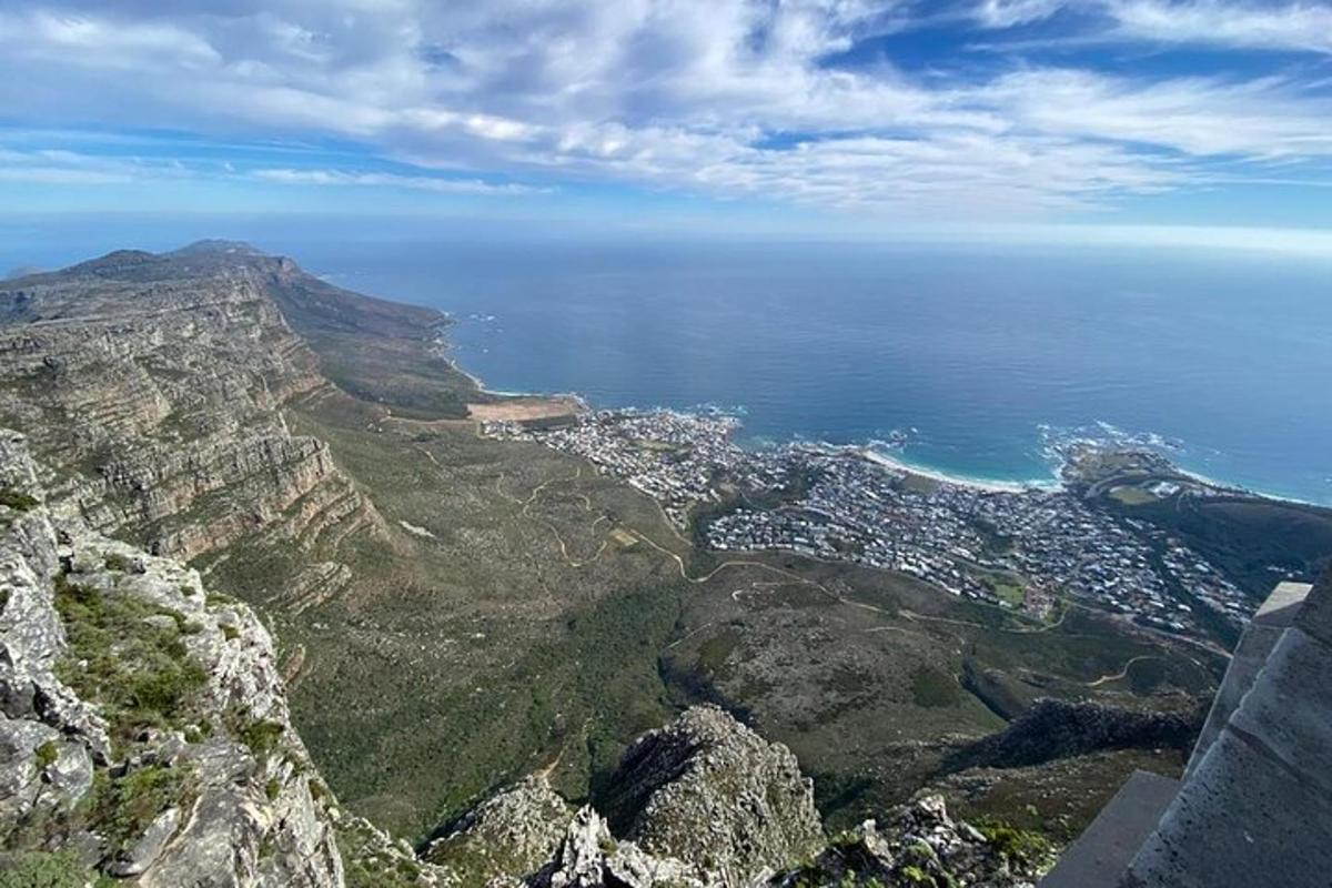 Una vista aérea del Cabo de Sudáfrica con el océano y las montañas.
