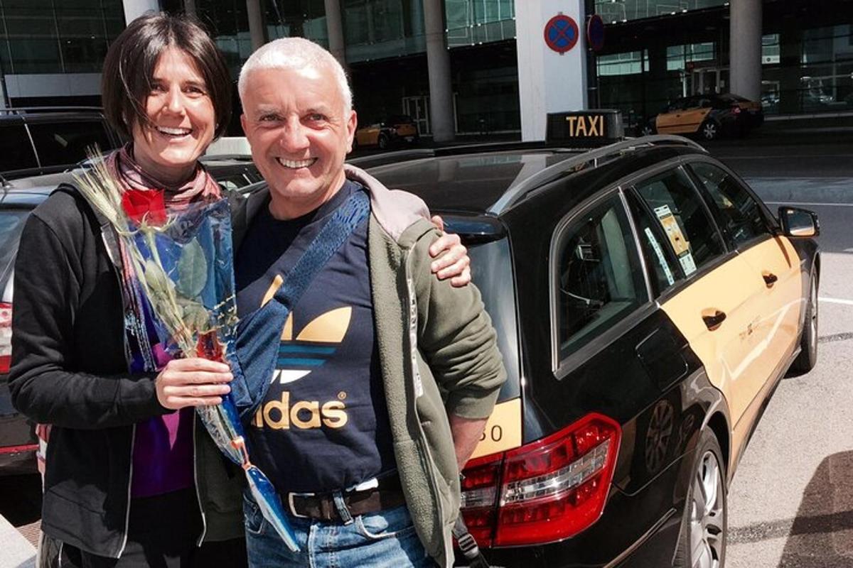 ein Mann und eine Frau stehen neben einem Auto