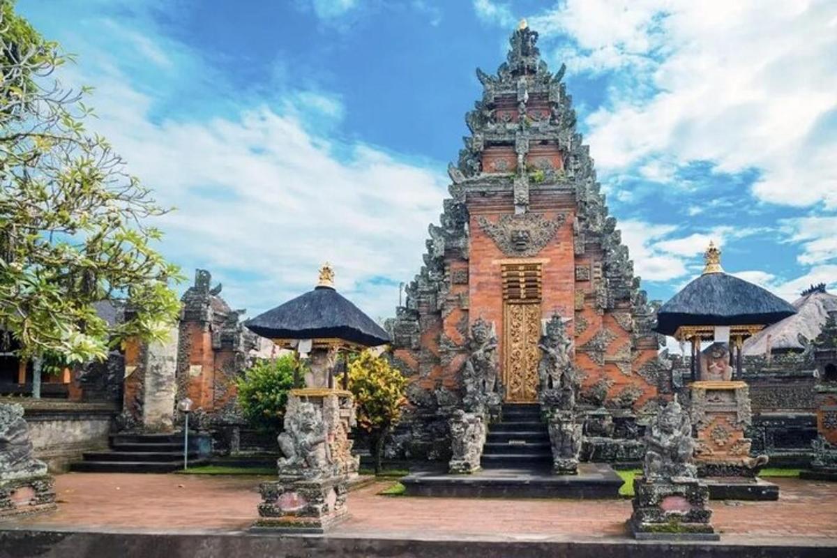 sebuah bangunan dengan menara dengan tangga di hadapannya