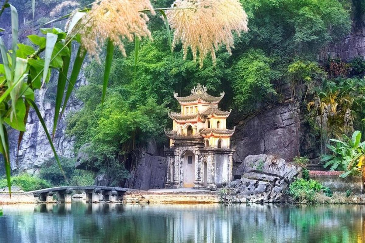 位于水体中央的建筑物