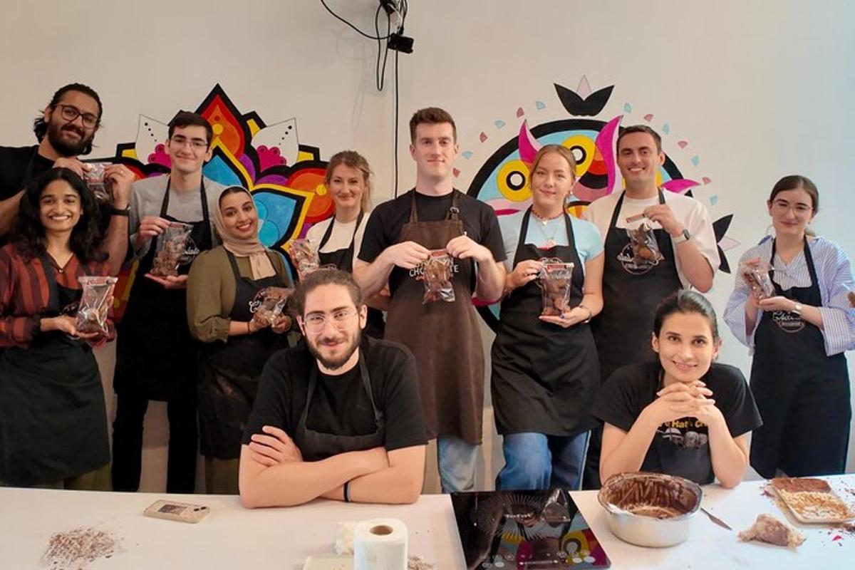 група людей позує для фотографії в кімнаті