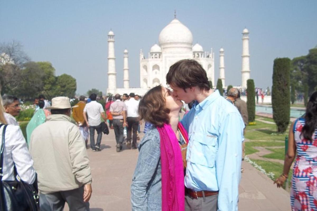 Par se poljublja pred Taj Mahalom