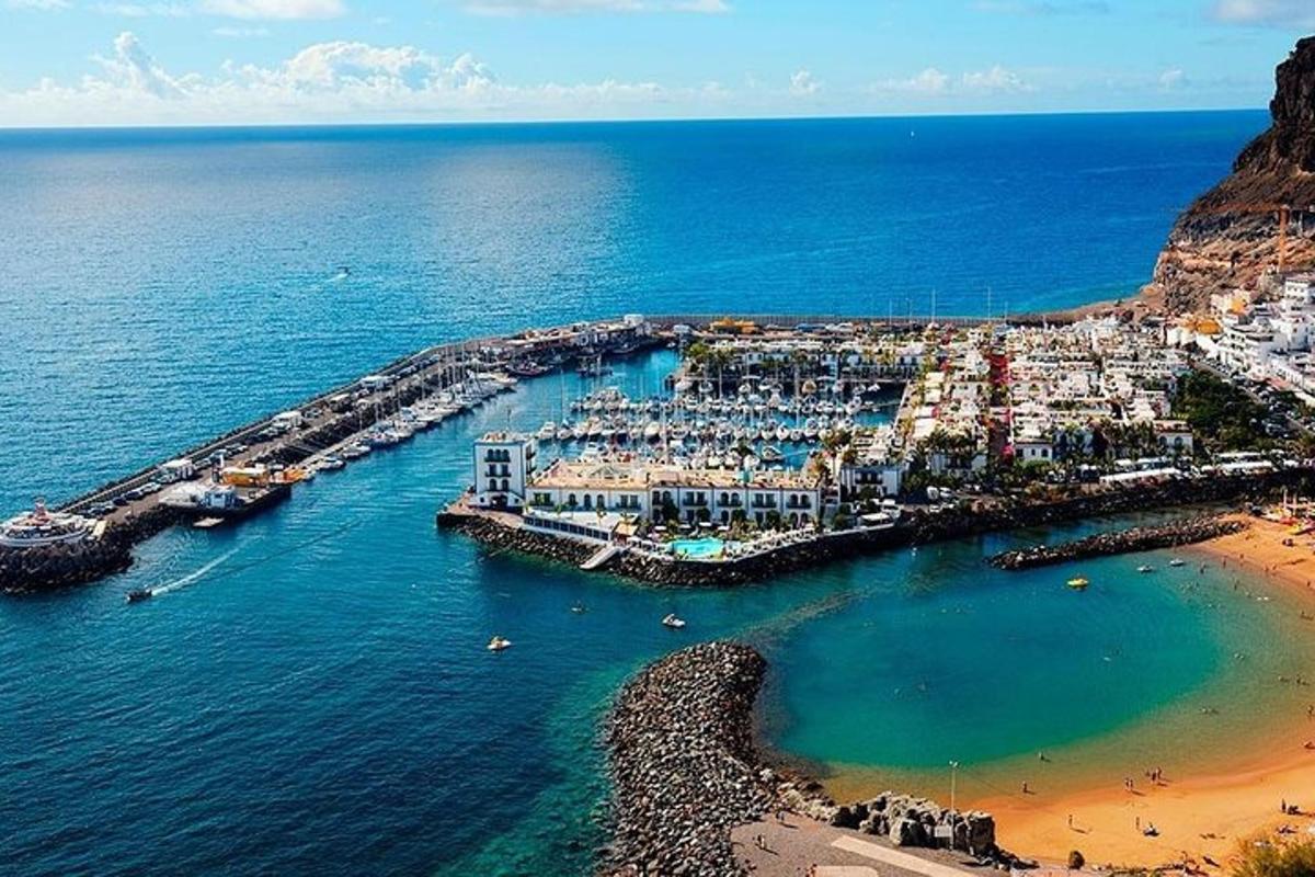 una vista aerea di un porto su una spiaggia