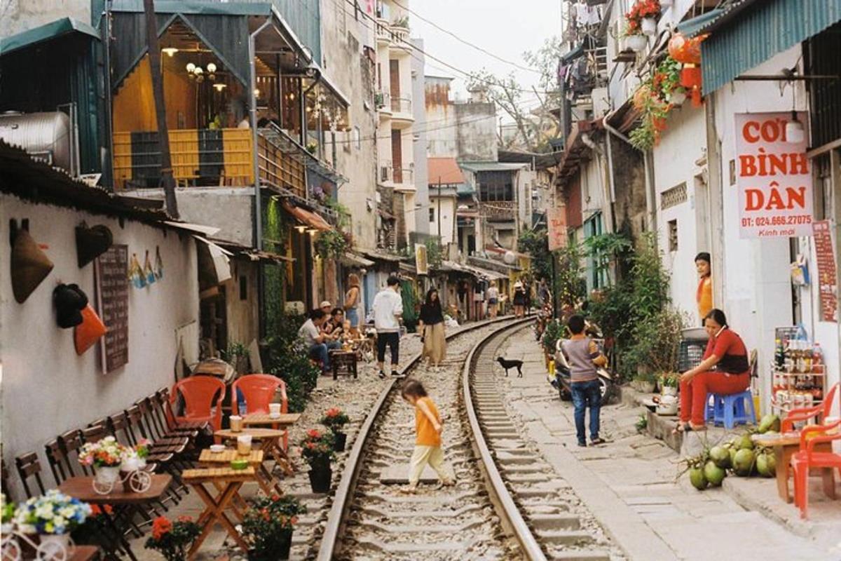 Un modelo de un tren de juguete en una calle de la ciudad.