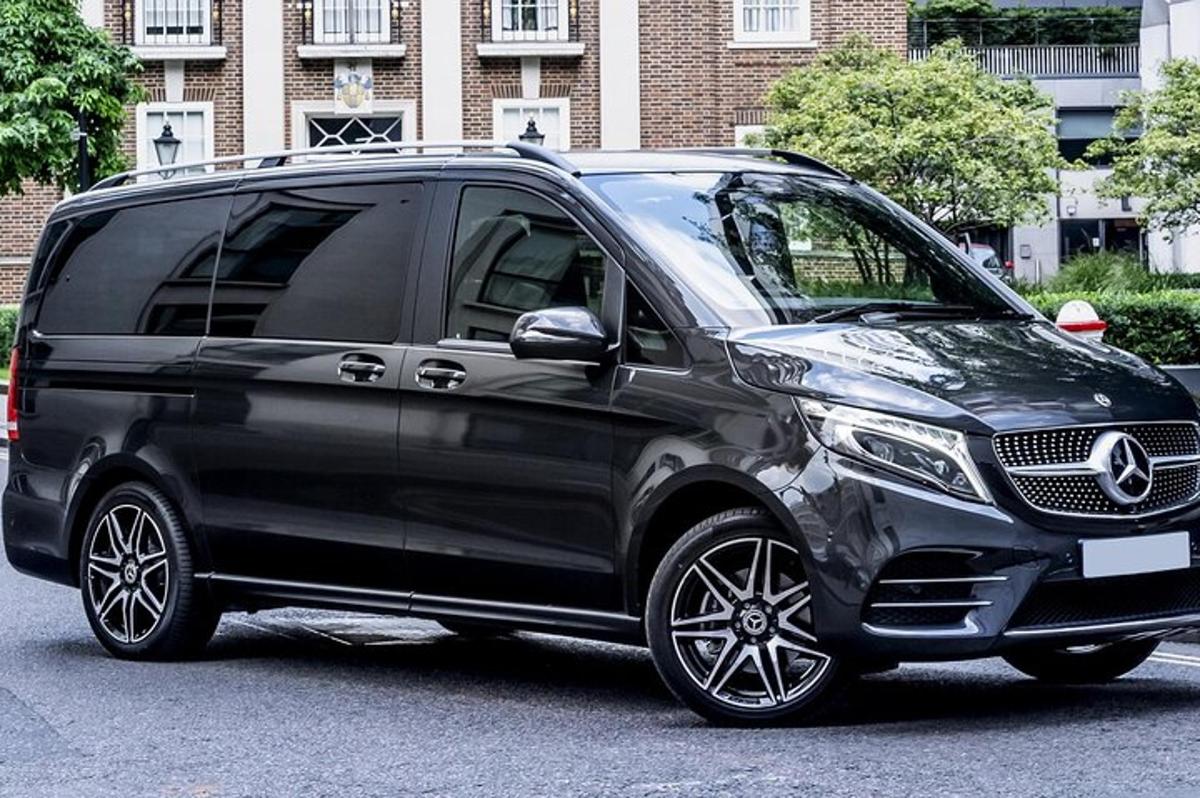 un furgone nero parcheggiato in un parcheggio