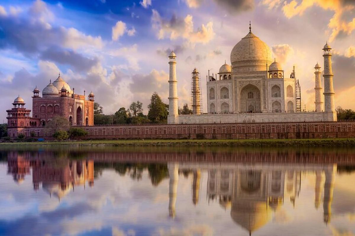 isang taj mahal na may repleksyon sa tubig