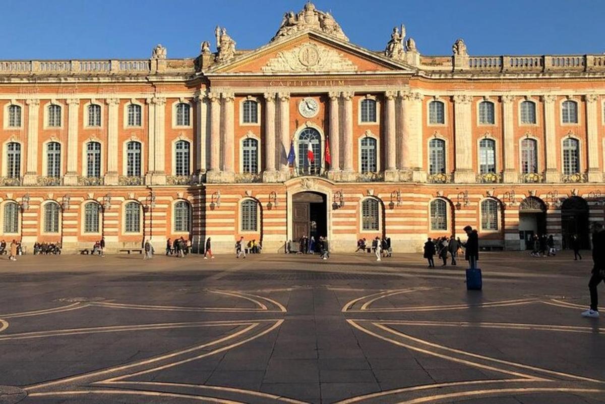un grande edificio con persone che camminano davanti ad esso