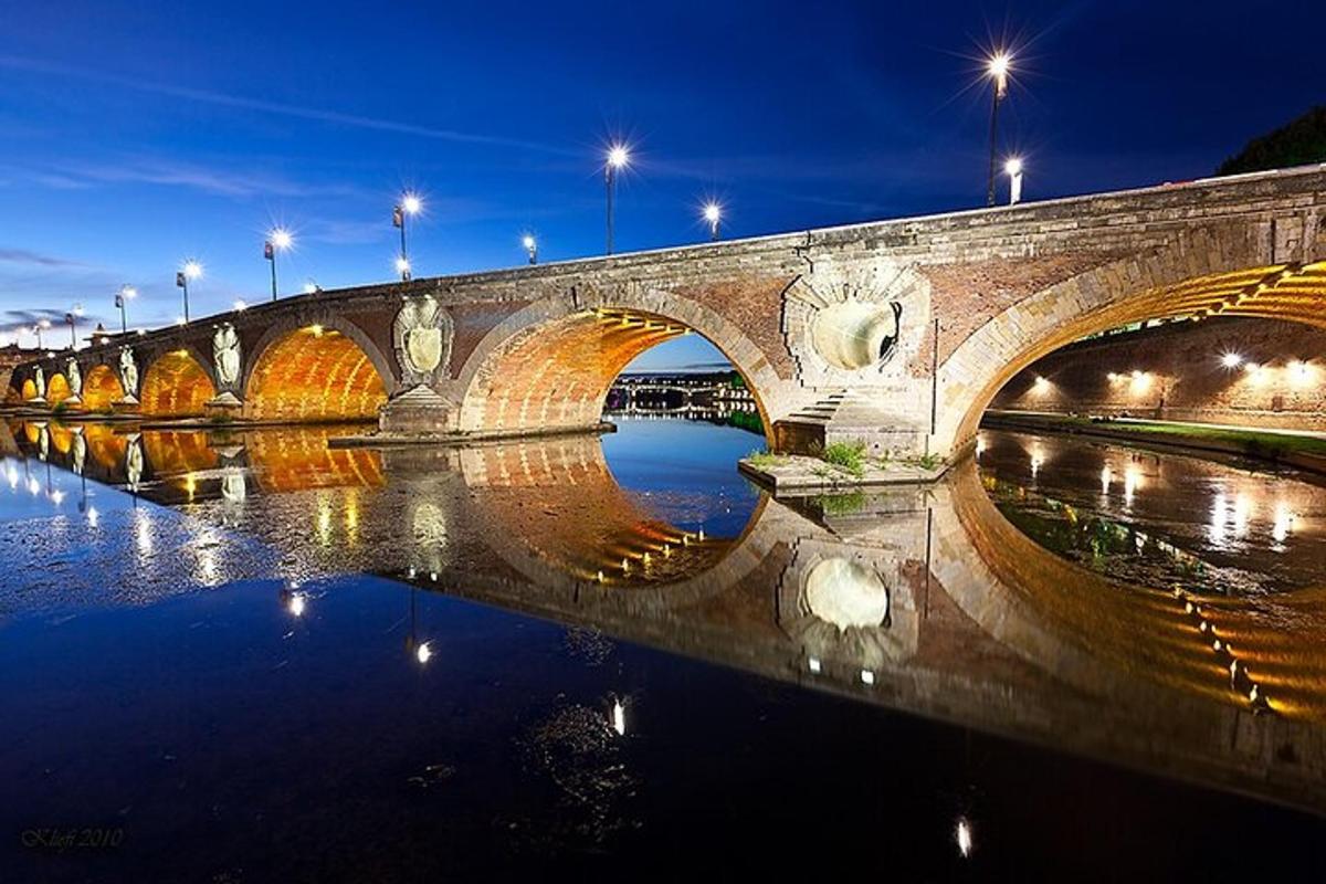 un ponte sopra un fiume di notte con luci