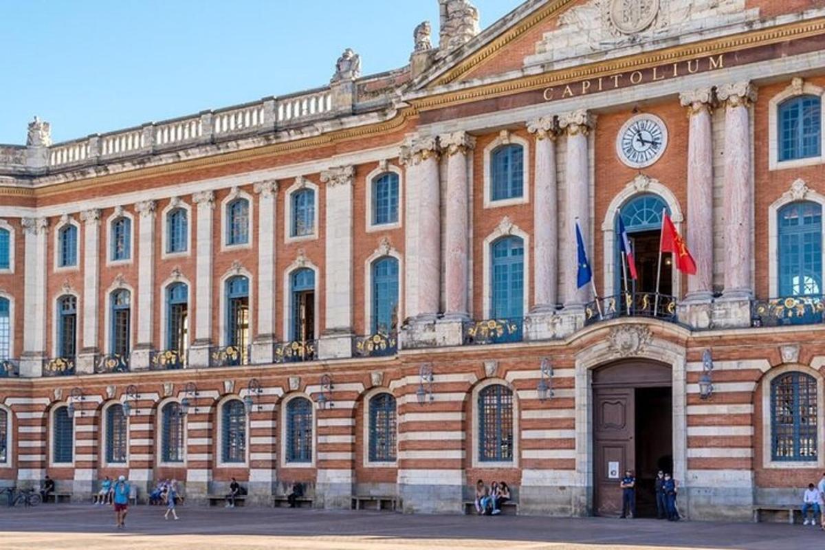 un grande edificio con due bandiere di fronte