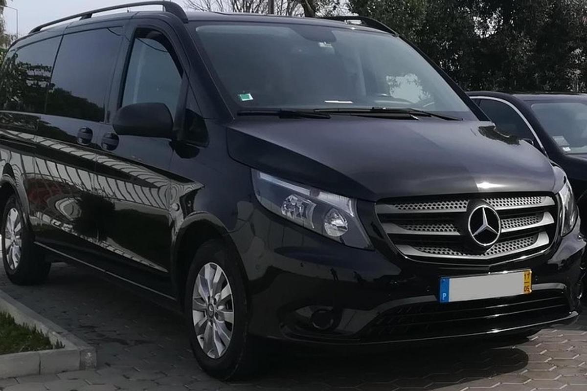 Svartur Mercedes Benz sendibíll lagður á bílastæði