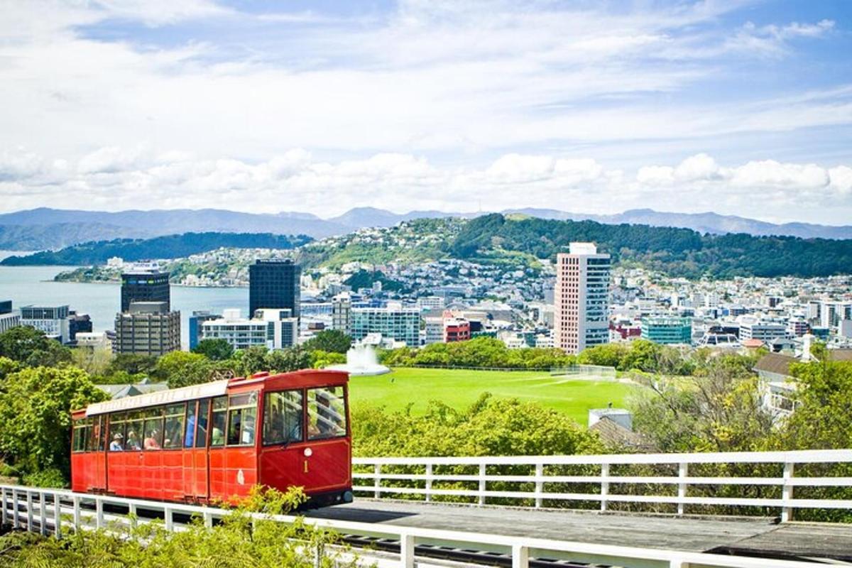 街の近くの道路を走る赤いバス