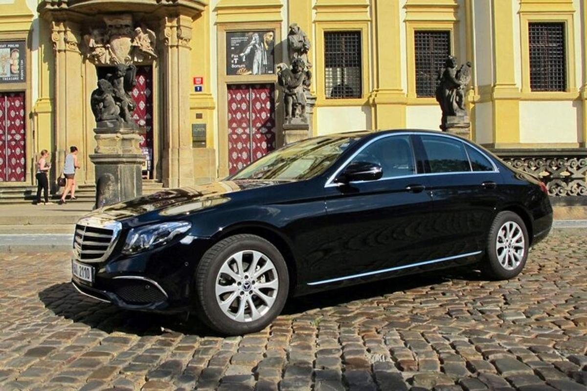 must auto pargitud hoone ette