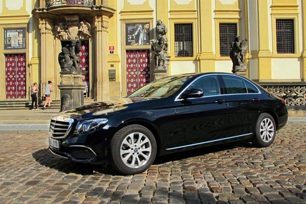 černé auto zaparkované před budovou