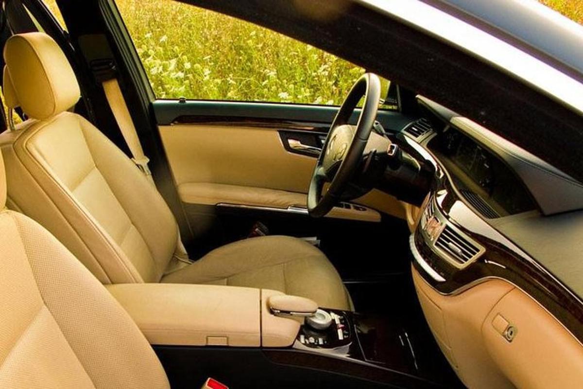 auto se sedadlem řidiče a volantem