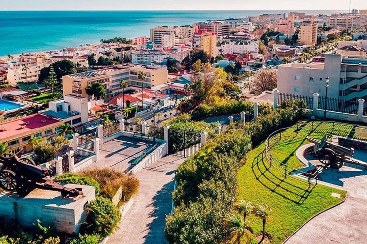 una vista aérea de una ciudad con el océano