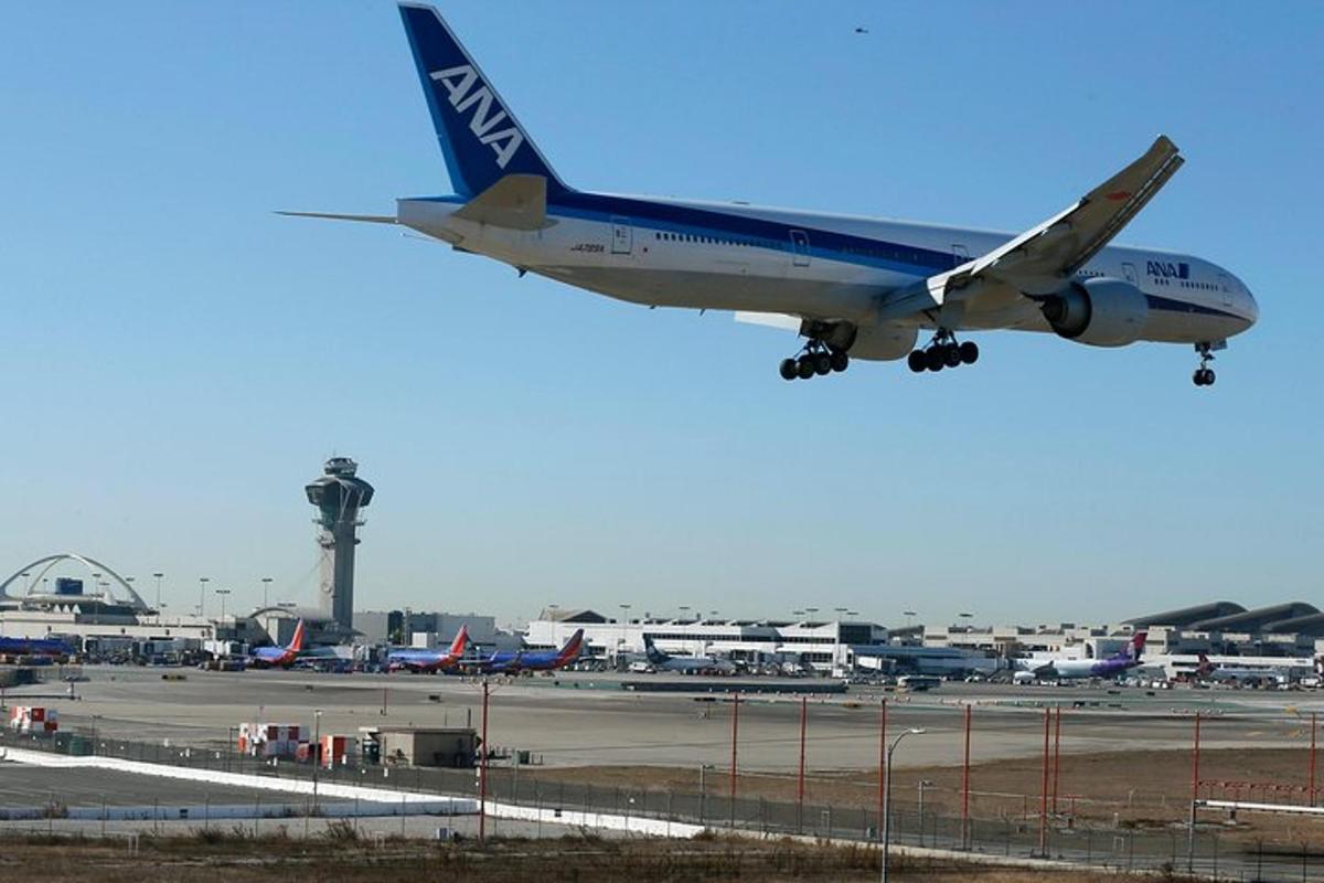 un aereo sta decollando dalla pista di un aeroporto