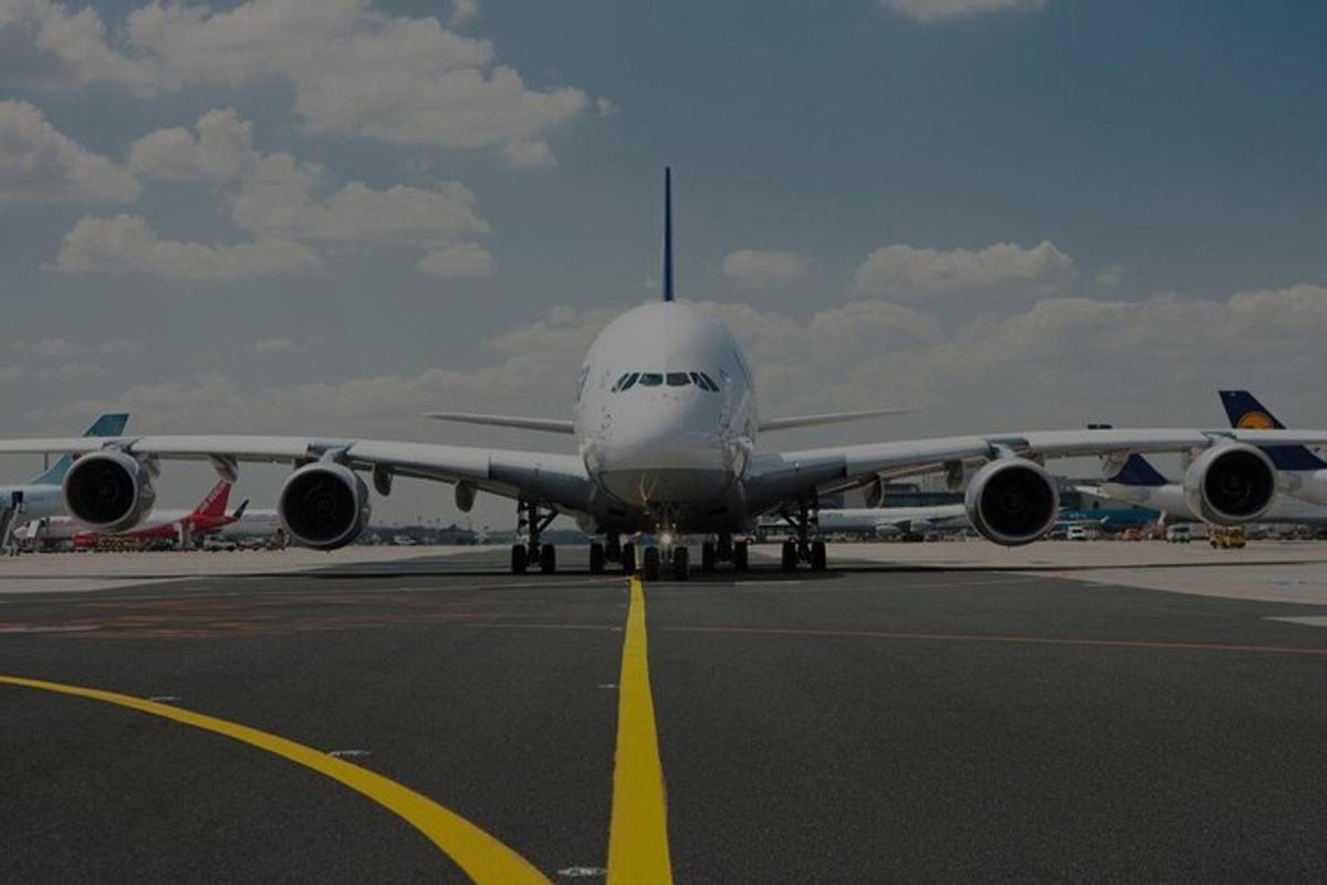 un aereo è fermo sulla pista di un aeroporto