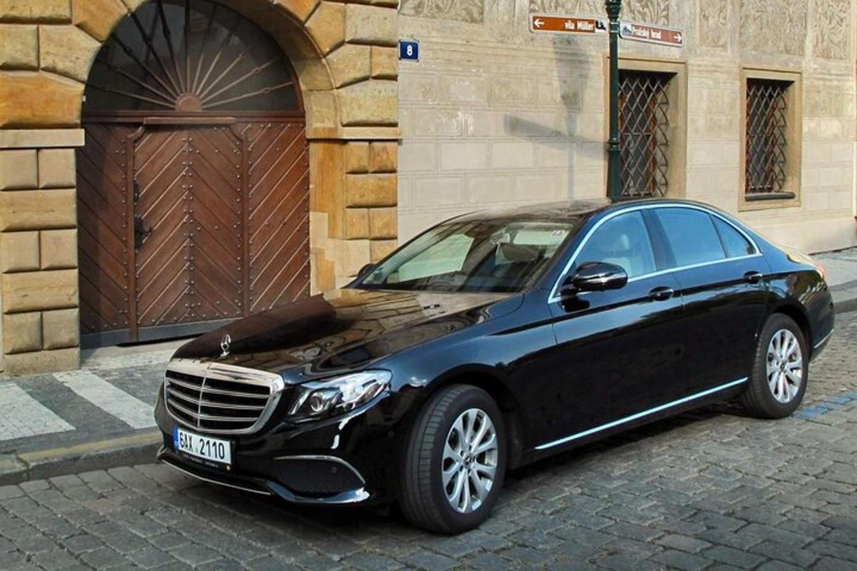un'auto nera parcheggiata davanti a un edificio