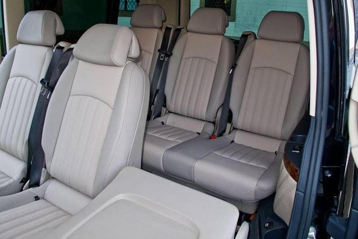 un seient posterior d'una minivan amb els seients posteriors abaixats